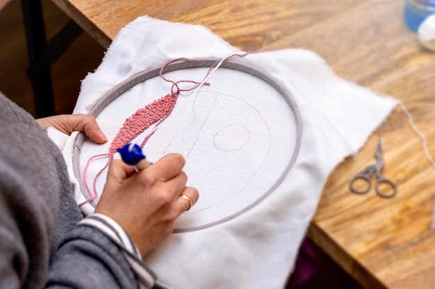 Artystka haftująca wzór