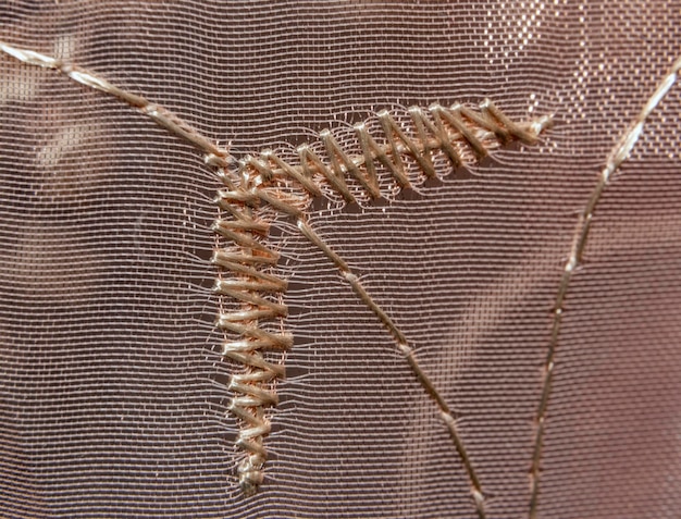 Zbliżenie haftu z drobnymi detalami
